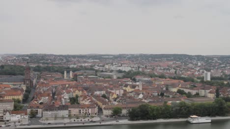 Bamberg-Mit-Fluss-Und-Alter-Architektur,-Bewölkter-Tag,-Schwenkaufnahme,-Luftaufnahme