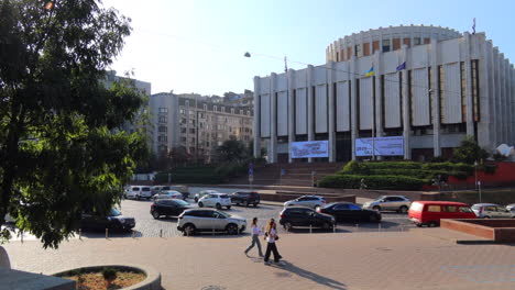 Calle-Principal-De-Khreshchatyk-En-El-Centro-De-La-Ciudad-De-Kiev-En-Ucrania,-Gente-Caminando,-Clima-Soleado-Y-Automóviles-Conduciendo-Por-Una-Carretera,-Tomas-De-4k