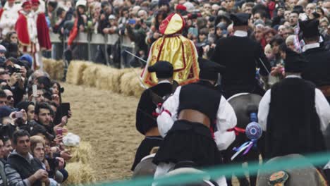 Su-Componidori-Reiten-Beim-Sartiglia-Fest-Und-Der-Parade,-Karneval-In-Oristano,-Sardinien,-Italien.-Reiter-Auf-Pferden-Reiten-In-Zeitlupe-Am-Publikum-Vorbei