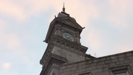 Torre-Del-Reloj-Del-Edificio-Histórico-Del-Centro-Médico-Mercers-En-Dublín,-Irlanda