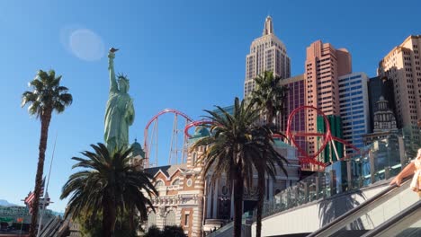 New-York-New-York-Hotel-Casino-and-Statue-of-Liberty-Replica,-Las-Vegas-Nevada-USA