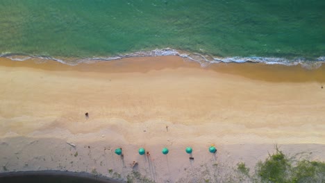 Topshot-De-Sombrillas-En-La-Playa-Tropical-Vacía-Paradise-Resort-Destino-De-Vacaciones,-Fondo-Tropical-Top-Shot