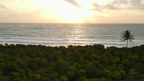 Luftaufnahme-Eines-Unglaublichen-Und-Friedlichen-Sonnenaufgangs-An-Der-Riviera-Maya