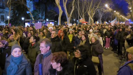 Miles-De-Personas-Marchan-Durante-Una-Manifestación-En-El-Día-Internacional-De-La-Mujer.