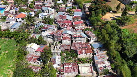 Peligroso-Barrio-De-Tugurios-En-La-Colina-Durante-El-Día-Soleado