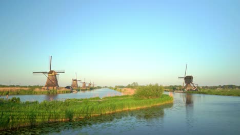 Niederländische-Windmühlenlandschaft-Im-Berühmten-Unesco-Kinderdijk-Südholland