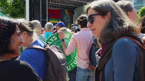 Sonniger-Tag-Beim-Klimaprotest-In-Stockholm-Mit-Bunt-Gemischter-Menschenmenge,-Regenbogenfahne-Im-Hintergrund