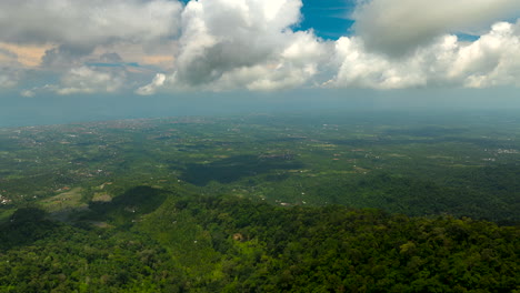 Nubes-Moviéndose-Sobre-La-Selva-Y-Las-Montañas-De-Bali,-Indonesia