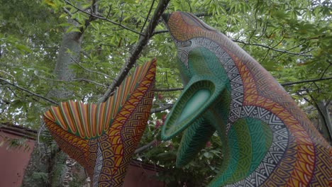 Holzskulptur-Eines-Mexikanischen-Folklorecharakters,-Bekannt-Als-Alebrije,-Kunsthandwerkerplatz-In-Einer-Stadt-In-Oaxaca