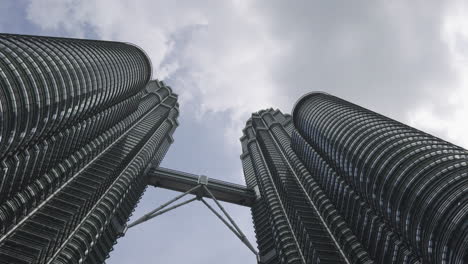 Vista-De-Las-Torres-Gemelas-Petronas-De-Kuala-Lumpur-Desde-Abajo,-Cielo-Nublado-Malasia