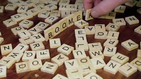 Scrabble-Fliesenbuchstaben-Am-Rand-Bilden-Das-Wort-„Boomer“,-Für-Die-Baby-Boomer-Generation