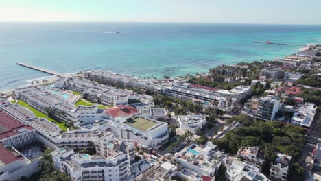 Vista-Aérea-De-Los-Complejos-Turísticos-Frente-A-La-Playa-De-Playa-Del-Carmen,-México,-En-La-Costa-Del-Mar-Caribe.