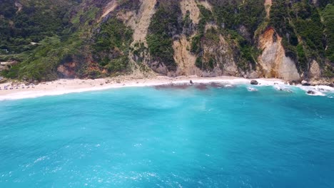 Drohnenschwenk-Von-Links-Nach-Rechts-Vor-Dem-Panoramastrand-Petanoi-Auf-Der-Insel-Kefalonia-An-Der-Westküste-Griechenlands