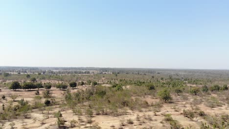 Toma-Aérea-De-Tierras-áridas-Y-áridas-En-Verano-En-La-Aldea-De-Charu-En-Chatra,-Jharkhand,-India.