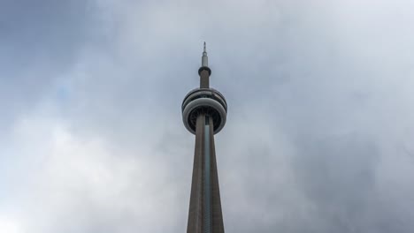 Clouds-Moving-Over-CN-Tower-In-Toronto,-Timelapse