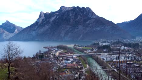 Panoramic-view-of-Ebensee-town-and-Traunsee-lake-with-the-Kalvarienberg-mountain-in-Salzkammergut,-Upper-Austria