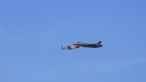 Formationsüberflug-Eines-P51-Mustang-Warbird-Und-Eines-F35-Düsenjägers-Bei-Einer-Flugschau