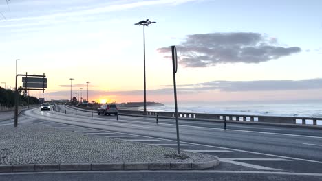 Die-Bezaubernde-Schönheit-Der-Stadtlandschaft-Von-Lissabon,-Wenn-Die-Sonne-über-Der-Berühmten-Autobahn-Untergeht