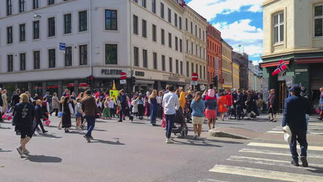 Menschenmenge,-Die-Auf-Den-Straßen-Im-Zentrum-Von-Oslo-Spazieren-Geht-Und-Den-Verfassungstag,-Den-Norwegischen-Nationalfeiertag,-Feiert