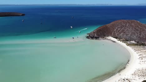 Vista-De-Drones-De-Playa-Balandra-En-La-Paz,-México-Con-Yates,-Veleros-Y-Cámara-Lenta