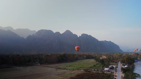 Globo-Aerostático-Sobre-Fondo-Montañoso-De-Piedra-Caliza,-En-Vang-Vien,-Laos