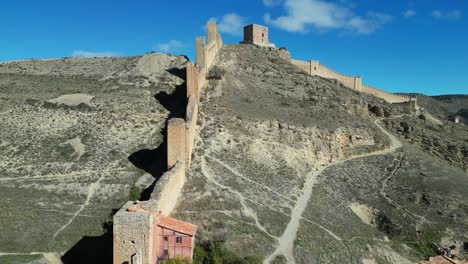 Festung-Albarracin-Und-Stadtmauern-In-Teruel,-Aragon,-Spanien---Luftaufnahme-4k