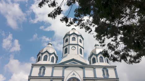 Tilt-shot-in-front-of-the-Iglesia-María-Inmaculada-in-sunny-Filandia,-Colombia