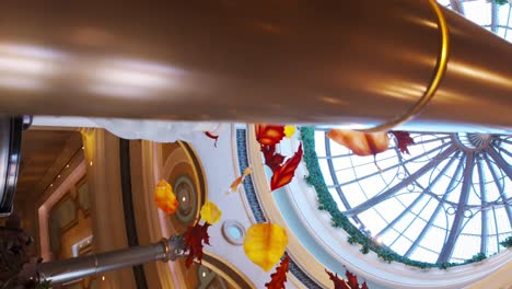 Herbstblätter-Hängen-Unter-Dem-Oberlicht-Der-Kuppel-Eines-Gebäudes-In-Las-Vegas