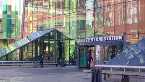 Eingang-Zum-Hauptbahnhof-Malmö-Mit-Ein--Und-Ausfahrenden-Pendlern