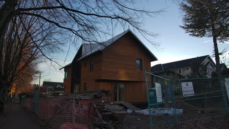 Vista-Exterior-Hermosa-Casa-De-Madera---Bienes-Raíces-En-Construcción