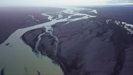 Geflochtener-Gletscherfluss,-Der-Durch-Die-Vulkanische-Landschaft-Islands-Fließt