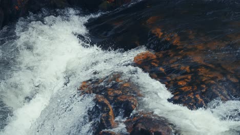 Ein-Mächtiger-Strom-Aus-Wildwasser-Stürzt-Durch-Das-Felsige-Flussbett