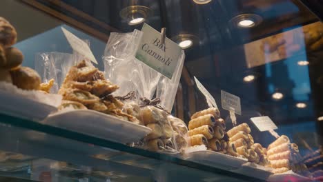 Venezianische-Cannoli-Leckereien-Im-Schaufenster-Einer-Bäckerei