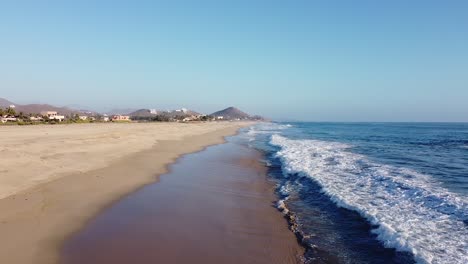 Klare,-Blaue-Wasserwellen-Krachen-Während-Des-Goldenen-Sonnenuntergangs-Gegen-Den-Weißen-Sandstrand