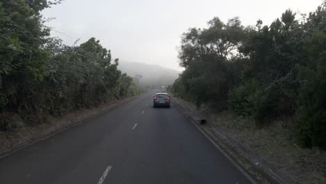 Un-Coche-Circulando-Por-Una-Carretera-Asfaltada,-La-Fajana,-Costa-Norte,-La-Palma,-España