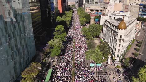 Vista-Aérea-De-La-Manifestación-Del-Día-Internacional-De-La-Mujer-En-El-Paseo-De-La-Reforma,-CDMX