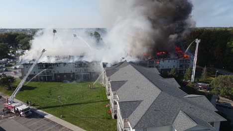 Socorristas-Apagando-Incendios-En-Apartamentos-Para-Personas-Mayores,-Trenton,-Michigan,-Estados-Unidos.