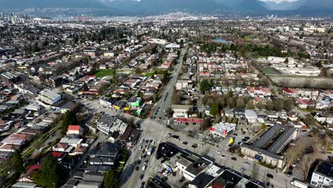 Vista-Aérea-Sobre-Kingsway-Y-Victoria-Street-En-Vancouver,-Canadá---Disparo-De-Drone