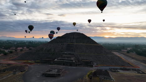 Teotihuacan,-Mexiko,-Sightseeing-Ballons-Umkreisen-Die-Sonnenpyramide-Bei-Sonnenaufgang