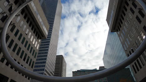 Instalación-Arquitectónica-De-Arte-Moderno-Urbano-El-Anillo-En-El-Centro-De-Montreal-Canadá