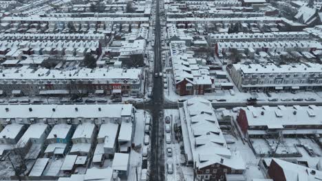 Gerade-Straße-In-Dicht-Besiedelten-Stadt-Im-Winterschnee