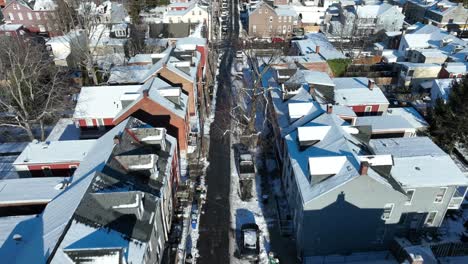 Inclinación-Aérea-Hacia-Arriba-Que-Muestra-Una-Calle-Estrecha-En-La-Ciudad-Americana-Durante-Un-Día-Claro-Y-Soleado-De-Invierno