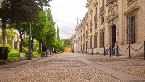 Zeitraffer-Der-Universität-Von-Sevilla-Mit-Touristen,-Die-Durch-Das-Gebiet-Laufen