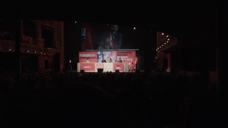 Bürgermeister-Von-Montpellier-Spricht-Auf-Radioplattform-Im-Opernhaus-Comedy-Square