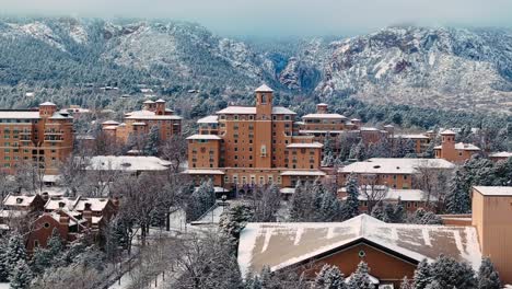 Antena-Estableciendo-órbita-Alrededor-Del-Complejo-Hotelero-De-Un-Complejo-De-Destino-De-Lujo-En-El-Invierno-De-Colorado-Springs.