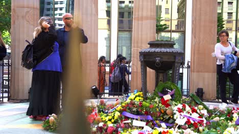 On-Anzac-Day,-crowds-assemble-at-Brisbane's-Anzac-Square,-honouring-the-memory-of-those-who-made-the-ultimate-sacrifice-in-wartime-conflicts