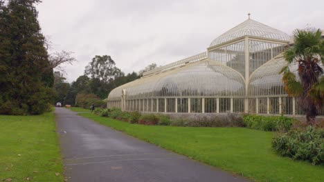 Toma-Panorámica-Del-Invernadero-Del-Enorme-Jardín-Botánico.