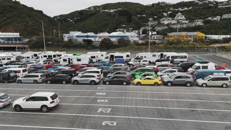 Drohnenansicht-Von-Fahrzeugen,-Die-In-Wellington,-Neuseeland,-In-Der-Schlange-Auf-Die-Fähre-Warten