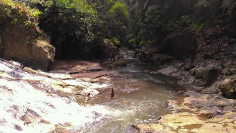 Corrientes-Impetuosas-De-La-Cascada-Goa-Rang-Reng-En-Ubud,-Bali,-Indonesia