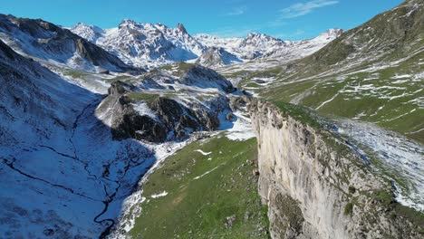 Montañas-Nevadas-De-Los-Pirineos-Franceses-Y-Paisaje-Natural-Escénico---Aéreo-4k